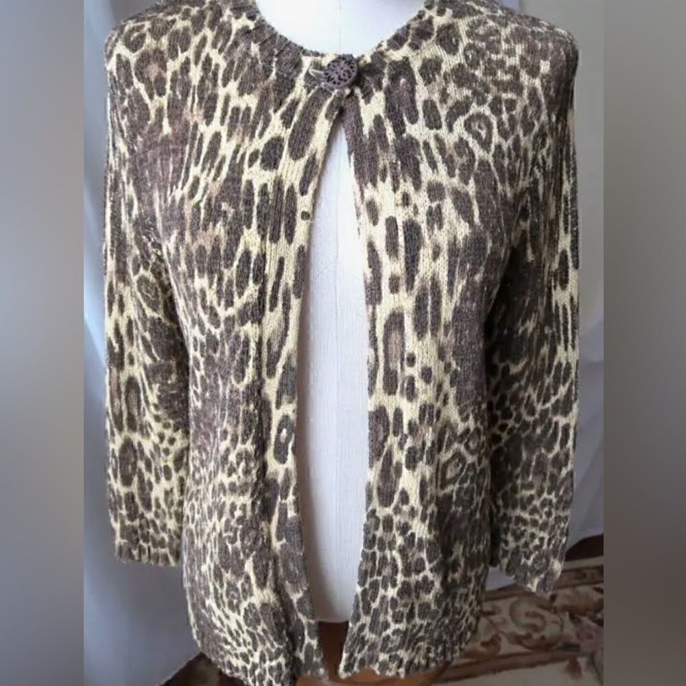 🌟Tweeds sz L cardigan Leopard Print🌟